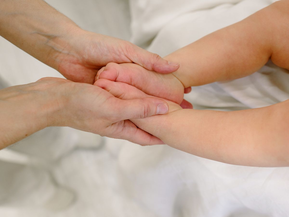 Massage des mains d’un bébé